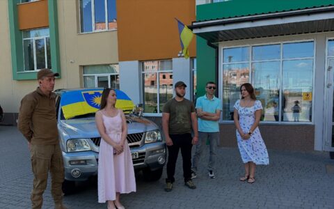 Представники ГО «Захист- об'єднання волонтерів» спільно з учнями, батьками та педагогами Початкова школа №1 передали потужний автомобіль для військовослужбовців
