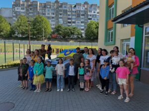 Представники ГО «Захист- об'єднання волонтерів» спільно з учнями, батьками та педагогами Початкова школа №1 передали потужний автомобіль для військовослужбовців