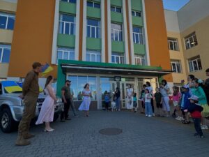 Представники ГО «Захист- об'єднання волонтерів» спільно з учнями, батьками та педагогами Початкова школа №1 передали потужний автомобіль для військовослужбовців