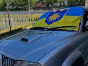 Представники ГО «Захист- об'єднання волонтерів» спільно з учнями, батьками та педагогами Початкова школа №1 передали потужний автомобіль для військовослужбовців